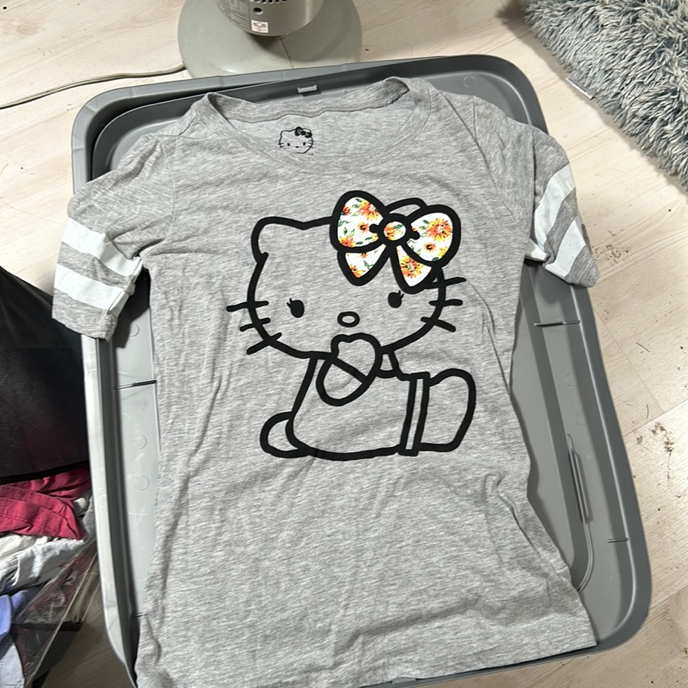 Hello Kitty short sleeve tee like new Juniors Small